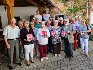 Vorsitzender Hartmut Manske mit der gewählten Vorstandschaft