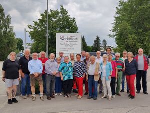 Einrichtungsleiter Afred Miller hintere Reihe 3. v.re. und die SPD Senioren mit Bezirksvorsitzender Hartmut Manske vorne